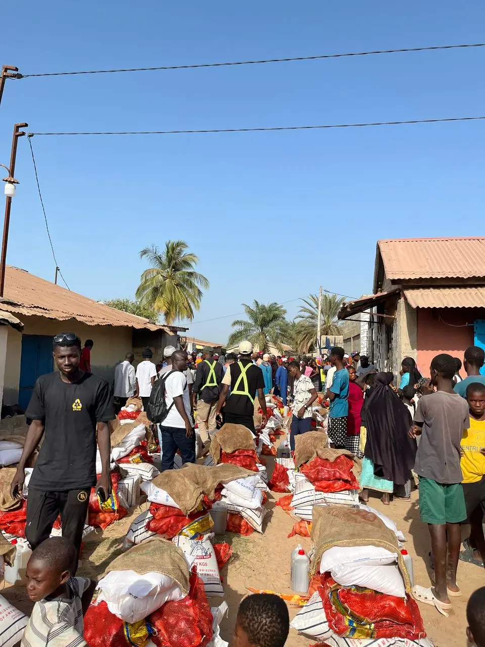 Uddeling i Ahmedous landsby i Gambia
